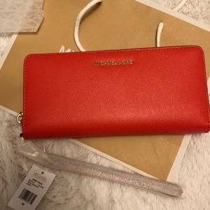 Michael kors jet set travel continental wallet